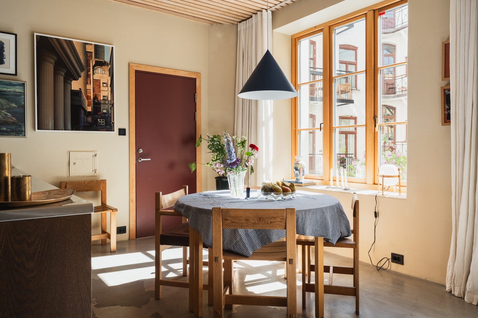 Ved vinduene er det god plass til en romslig spisegruppe for store selskaper. Døren leder rett ned til bakgården. Galleribilde