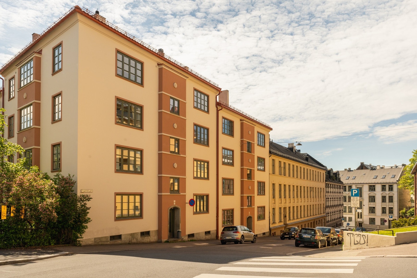Bygården er fra 1930 og har pusset og malt fasade som ble oppgradert i 2017. Beliggenheten er svært sentral, men samtidig i en rolig gate. Nærmeste dagligvare er Rema 1000, kun to minutters gange unna. Galleribilde