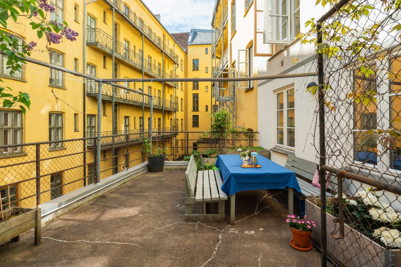 Fra leiligheten er det direkte nedgang til felles bakgård / terrasse. Galleribilde