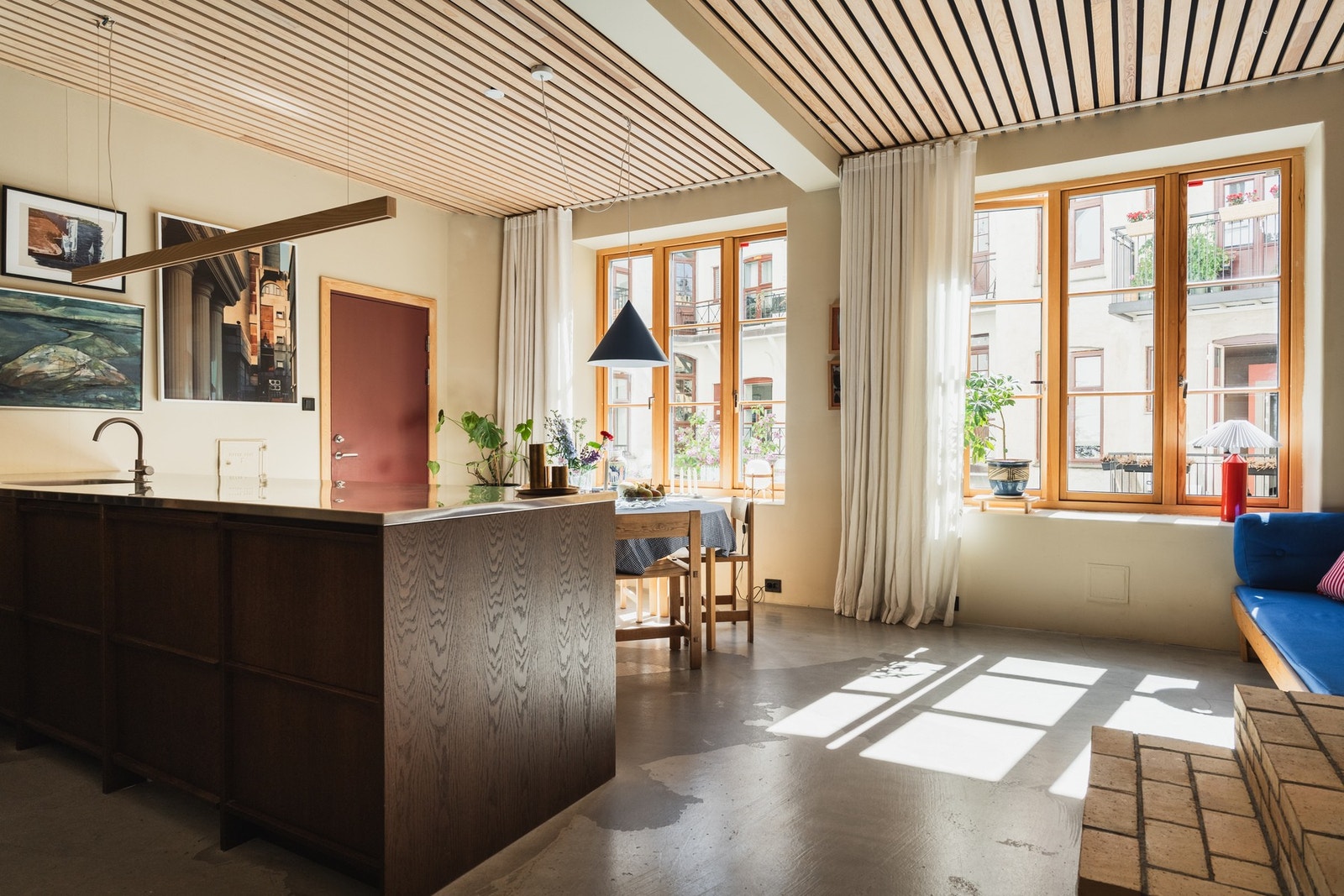 De nesten to meter høye vinduene i kjerneved av furu har 3-lags isolerglass og kan åpnes helt opp mot bakgården. Galleribilde