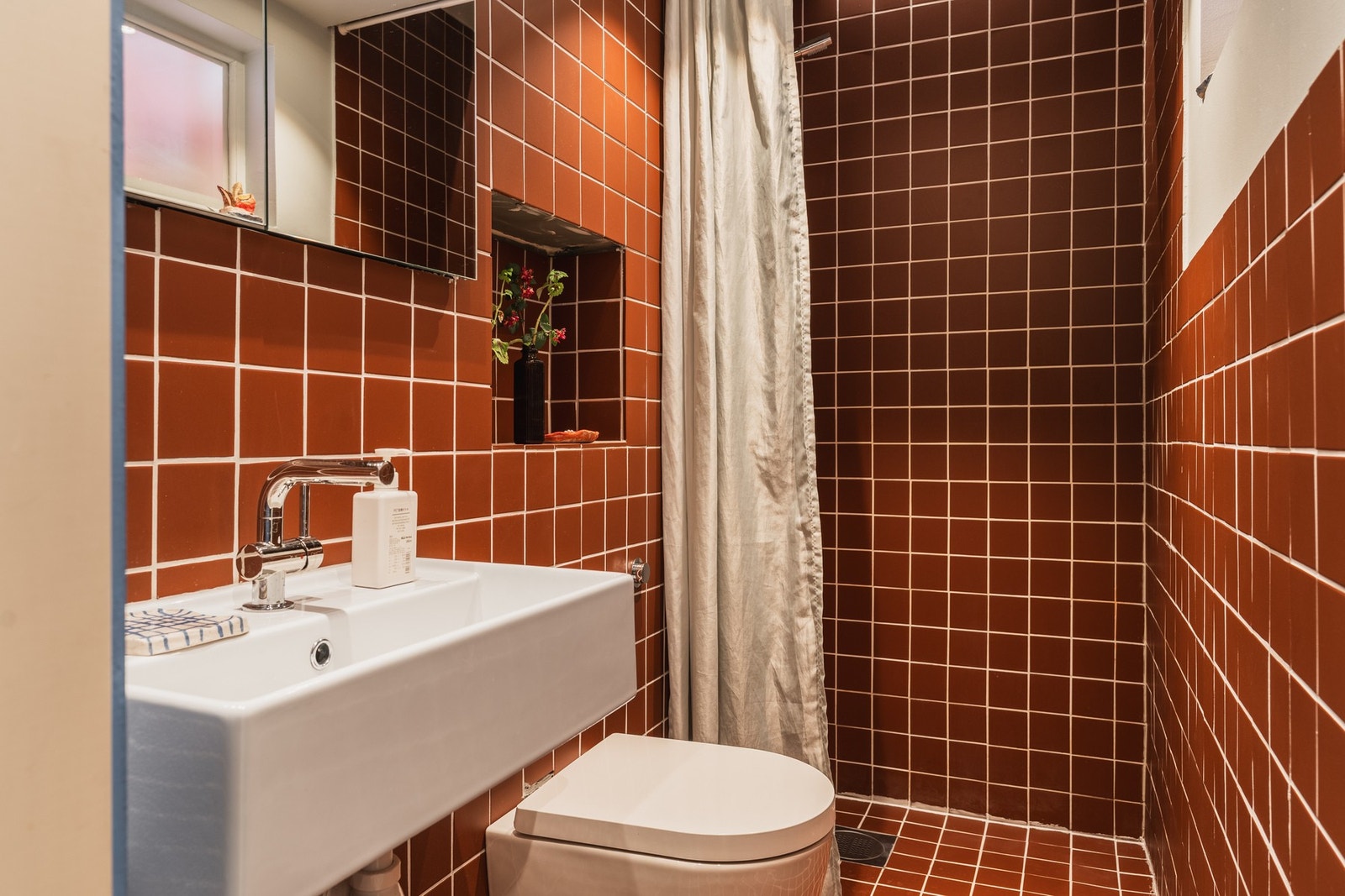 Smakfullt og tidløst: Badet i første etasje ble pusset opp i 2021 og har en romslig, åpen dusj. Galleribilde
