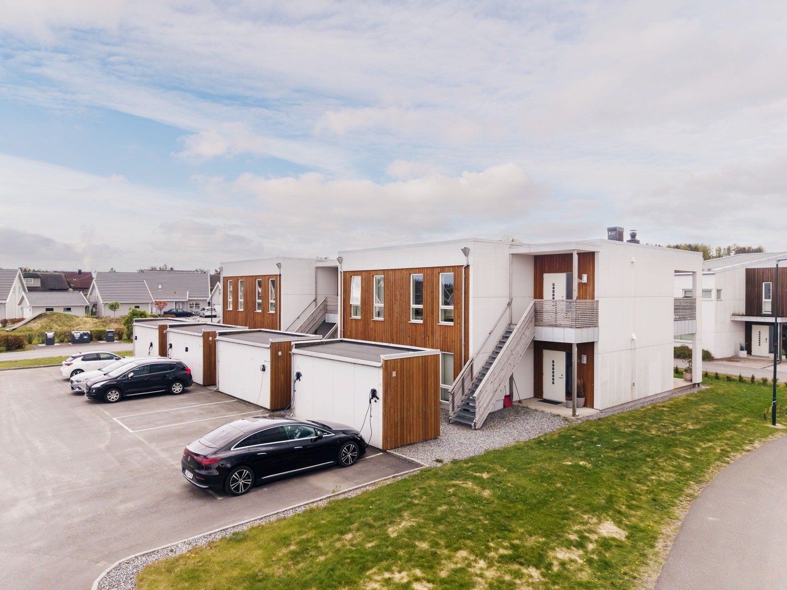 Trappen opp til inngangen. Egen parkeringsplass med elbillader. Galleribilde