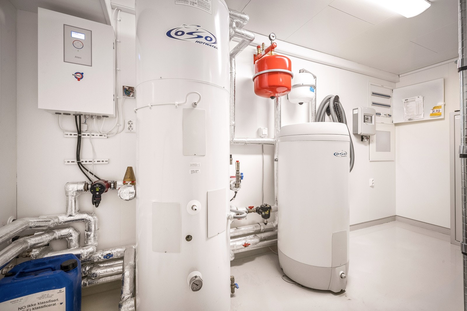 - Teknisk rom med sikringsskap, fiber, sentralstøvsuger, v.v. bereder, ventilasjonsanlegg, rør-i-rør/vannskap og system for vannbårent anlegg - Galleribilde