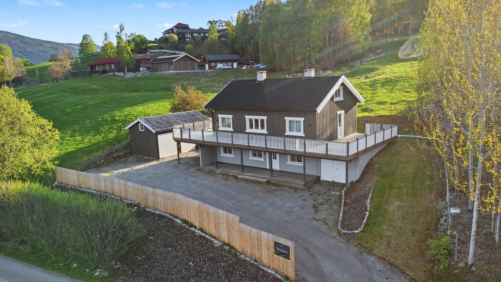 Boligen er løpende oppgradert og fremstår i normalt god stand med moderne overflater. Det ble i 2025 bygget lydvegg mot vei. Galleribilde