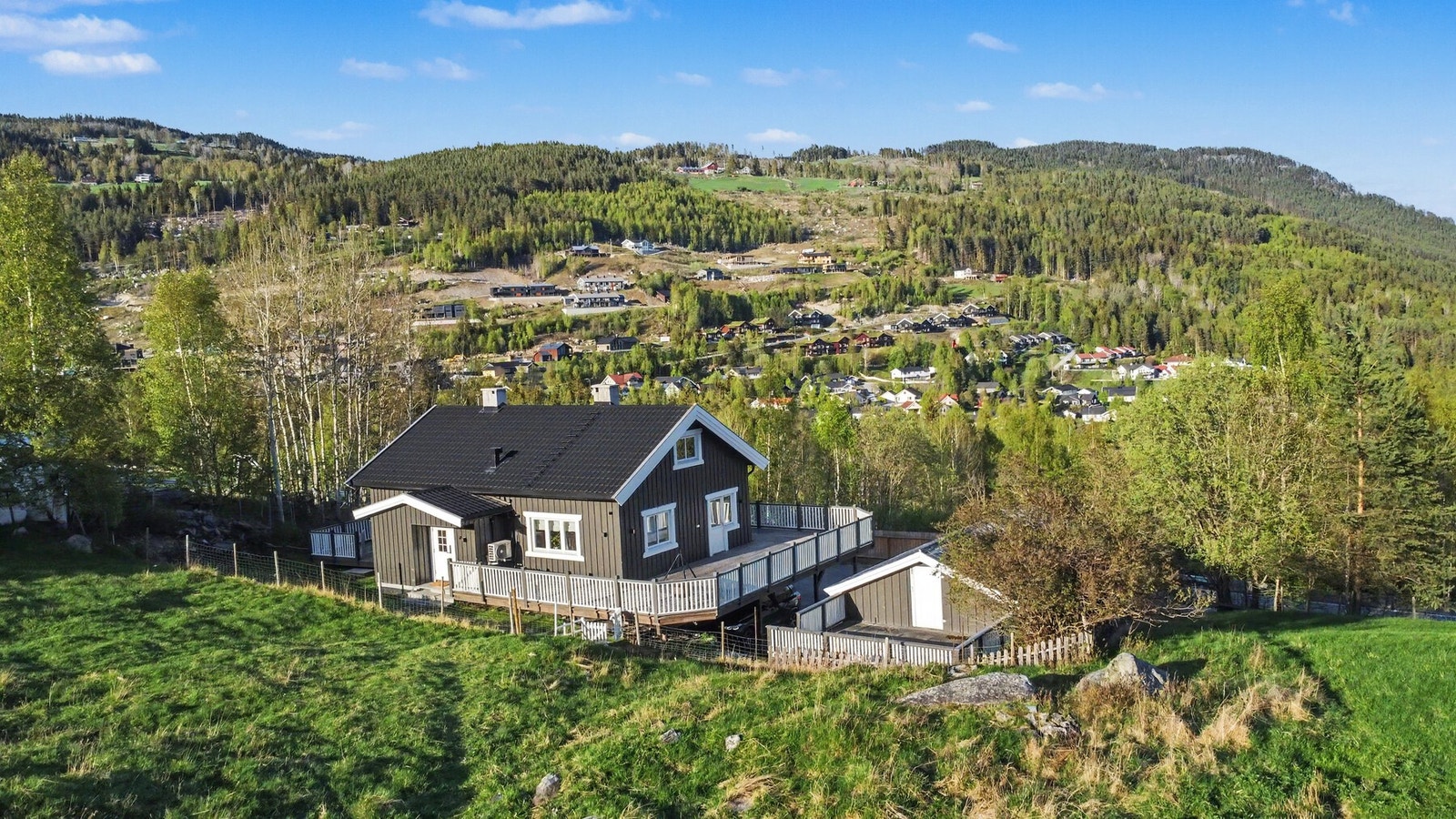 Boligen har en idyllisk beliggenhet og ligger fritt og fint til med utsikt utover Gol. Galleribilde