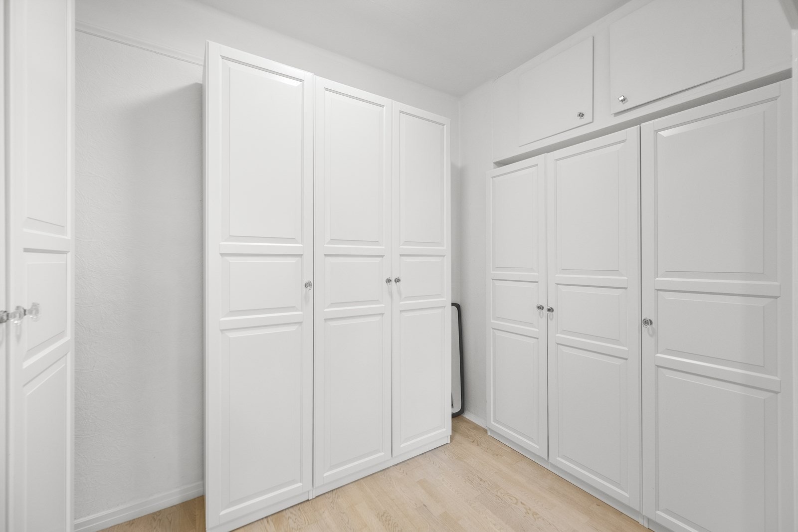 Her er det masse plass til lagring i flere garderobeskap. Det kan også brukes som en sovealkove. Galleribilde