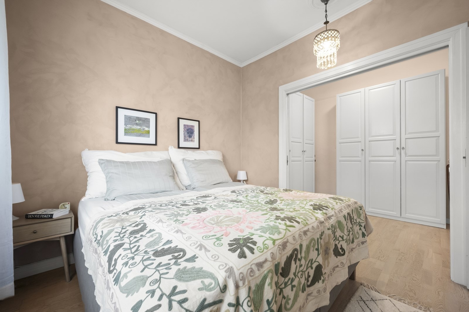 Fra soverommet har du tilgang til et romslig walk-in closet. Galleribilde