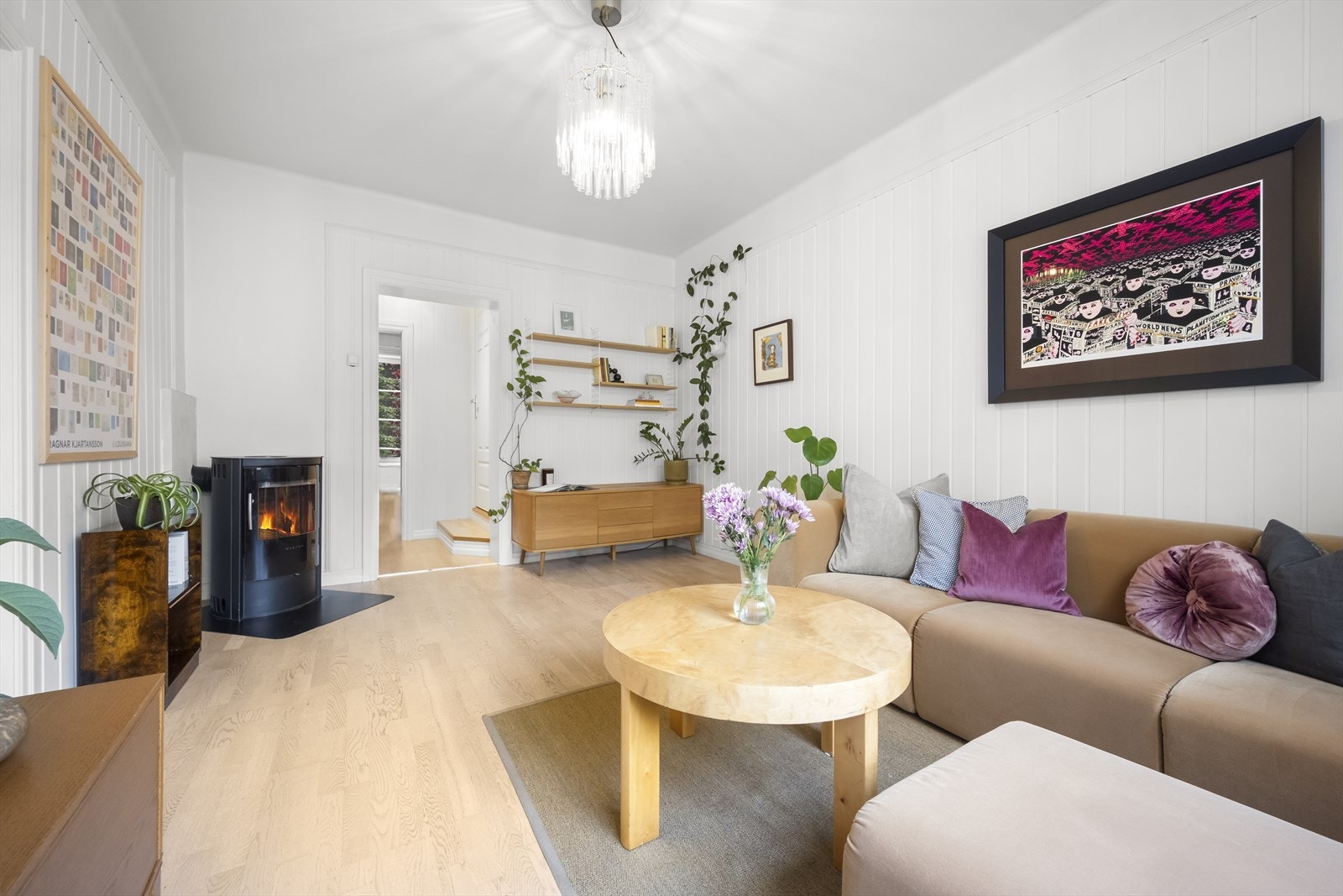 Rommet har god plass til sofagruppe med tilhørende møblement. Galleribilde