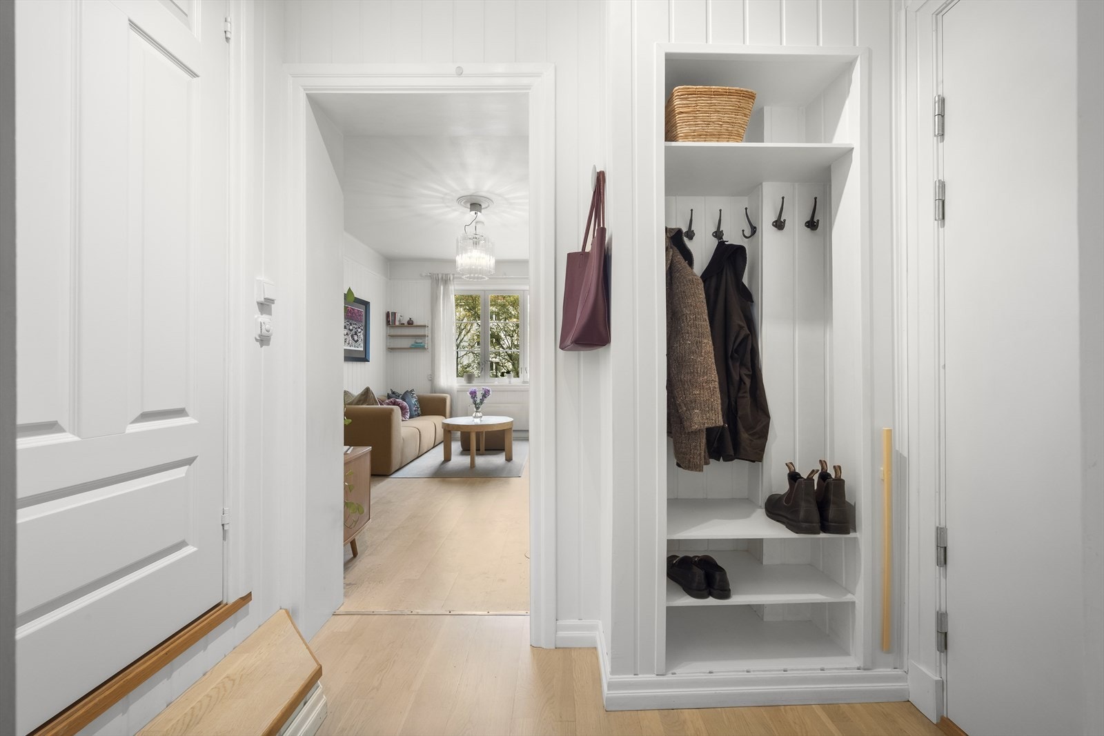 Lys og innbydende entré med god plass til oppheng av yttertøy og plass til sko i egen nisje. Galleribilde