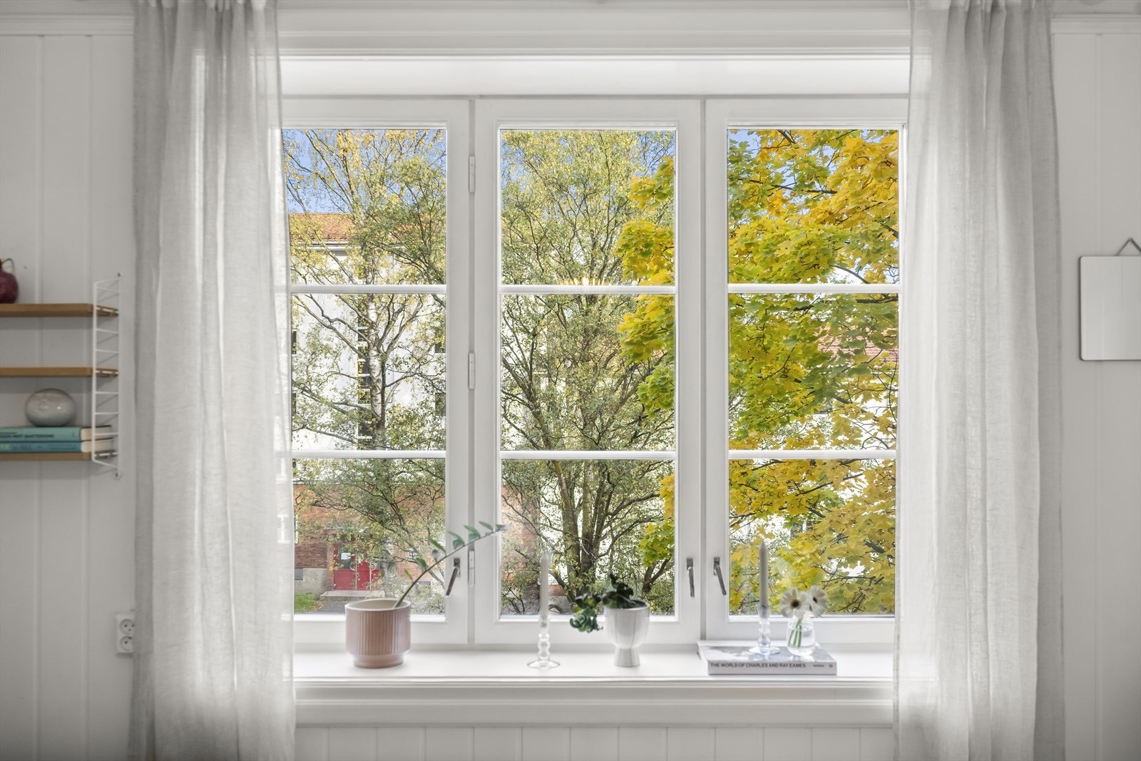 Dype vindusposter gir plass til pynt og planter Galleribilde