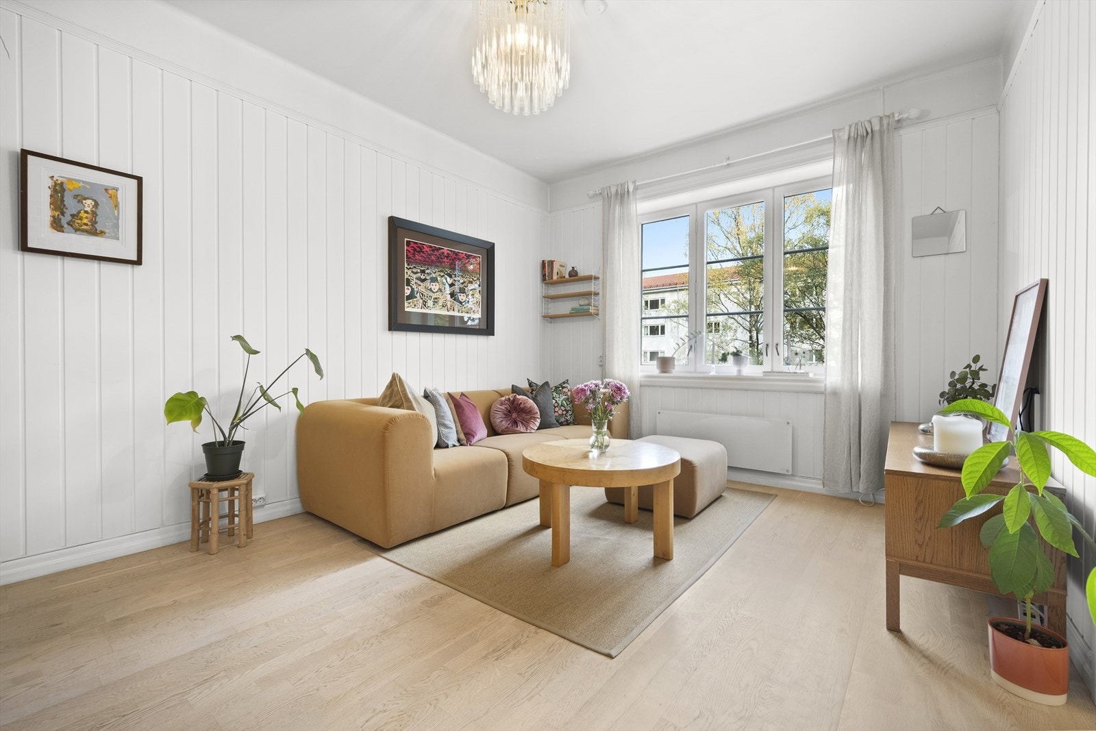 Pen stue med god takhøyde og store vindusflater som slipper inn rikelig med naturlig lys. Galleribilde