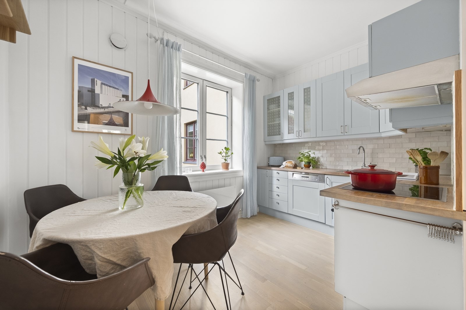 Pent og separat kjøkken fra IKEA med profilerte fronter. Galleribilde
