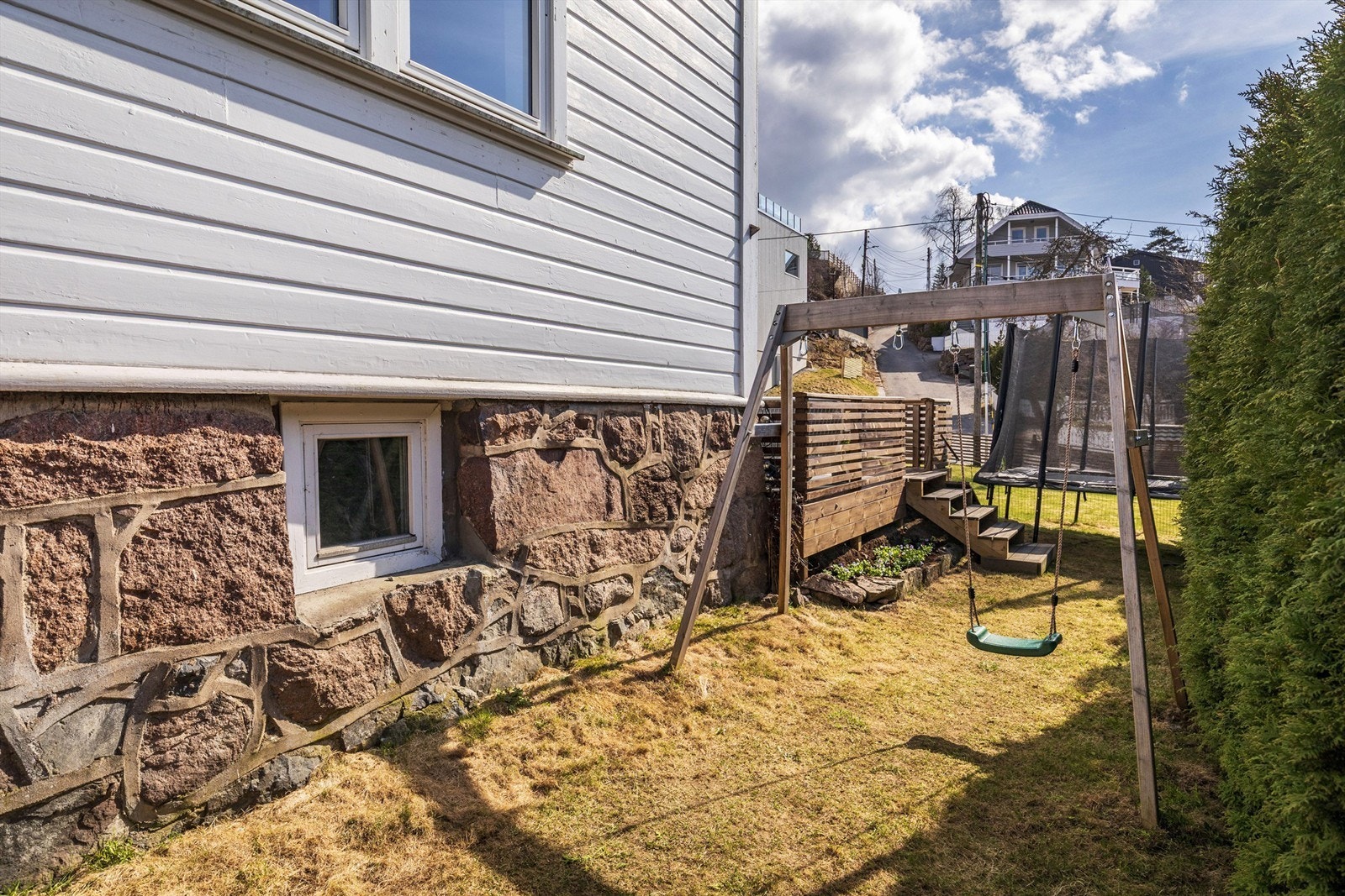 I hagen er det plass til både trampoline og huskestativ Galleribilde