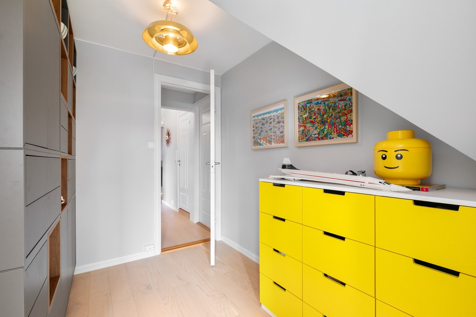 Gode veggflater med plass til garderobeskap og kommode Galleribilde