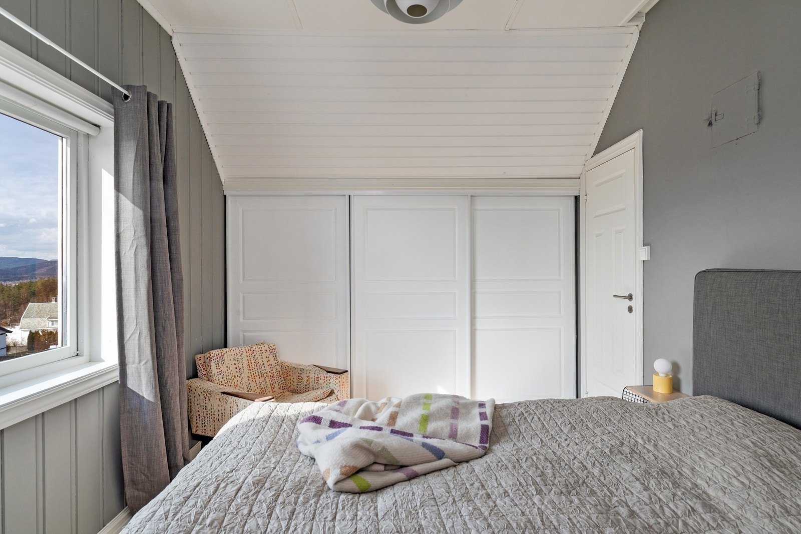 På hovedsoverommet er det skyvedørsgarderobe på hver side av sengen med god plass til klær Galleribilde