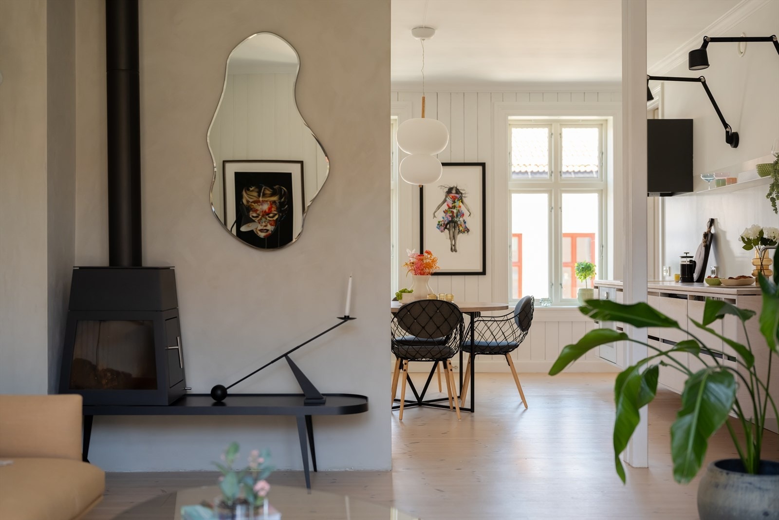 Gjennomgående planløsning og store vindusflater som gir svært gode lysforhold og en åpen, luftig atmosfære. Galleribilde