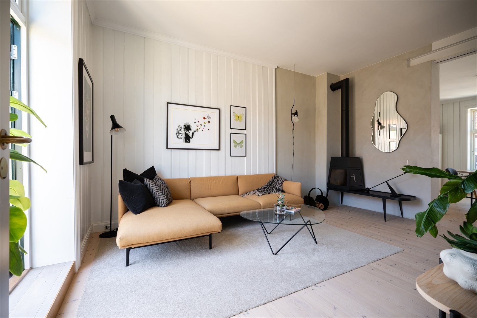 I stuen er det god plass til sofagruppe med tilhørende sofabord og tv-møblement. Galleribilde