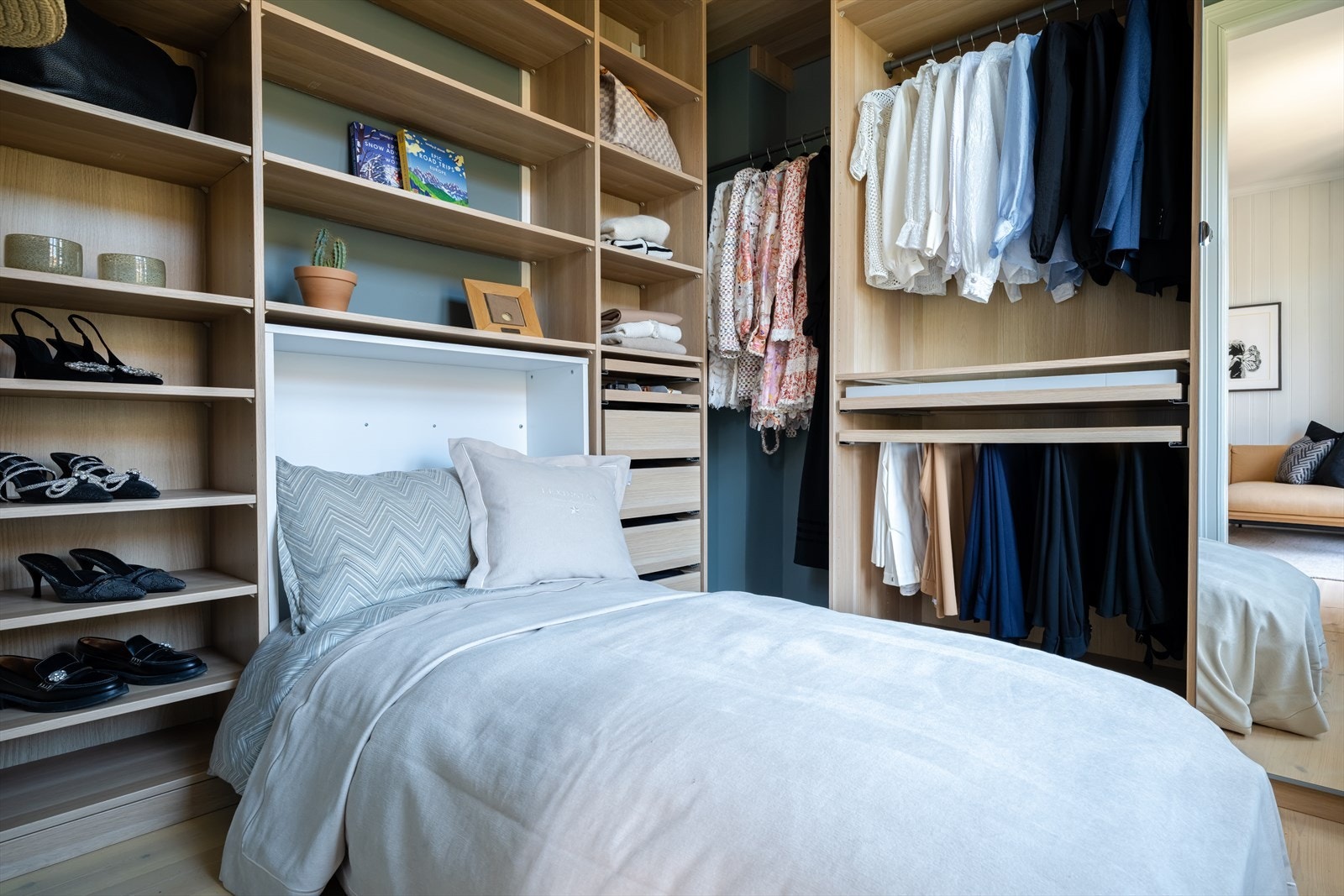 Rommet er i dag innredet og brukt som walk-in closet. Galleribilde