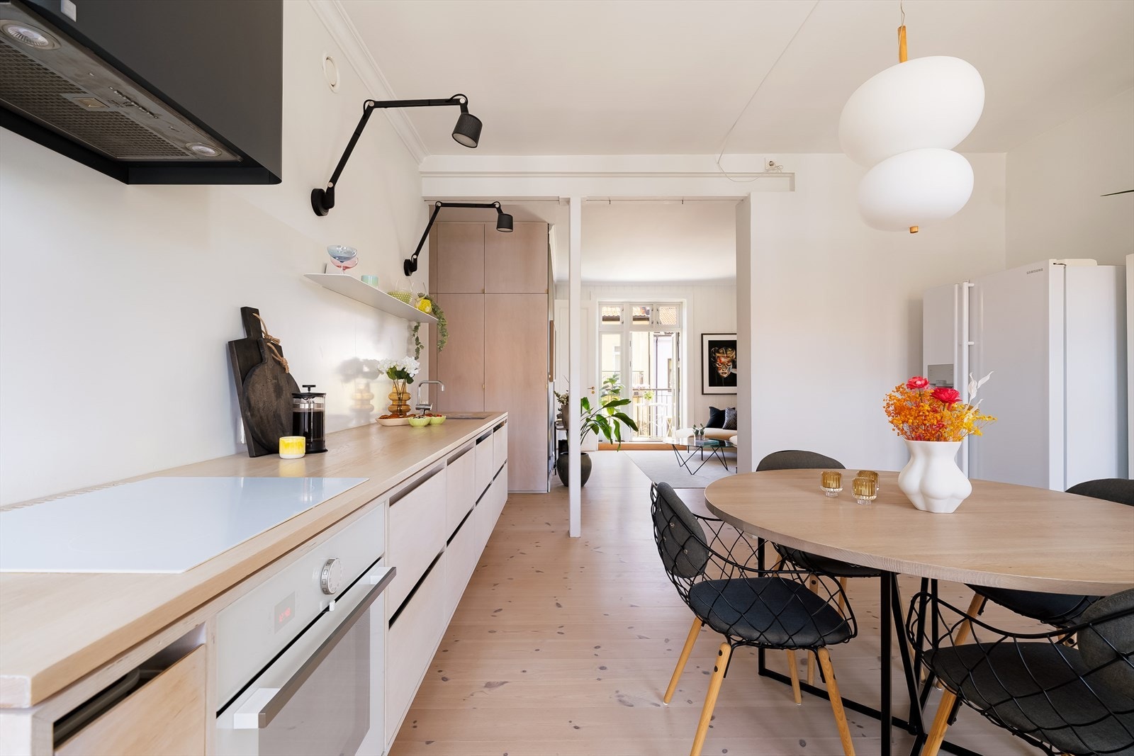 Stilrent, arkitekttegnet og plassbygget kjøkken fra 2015. Galleribilde
