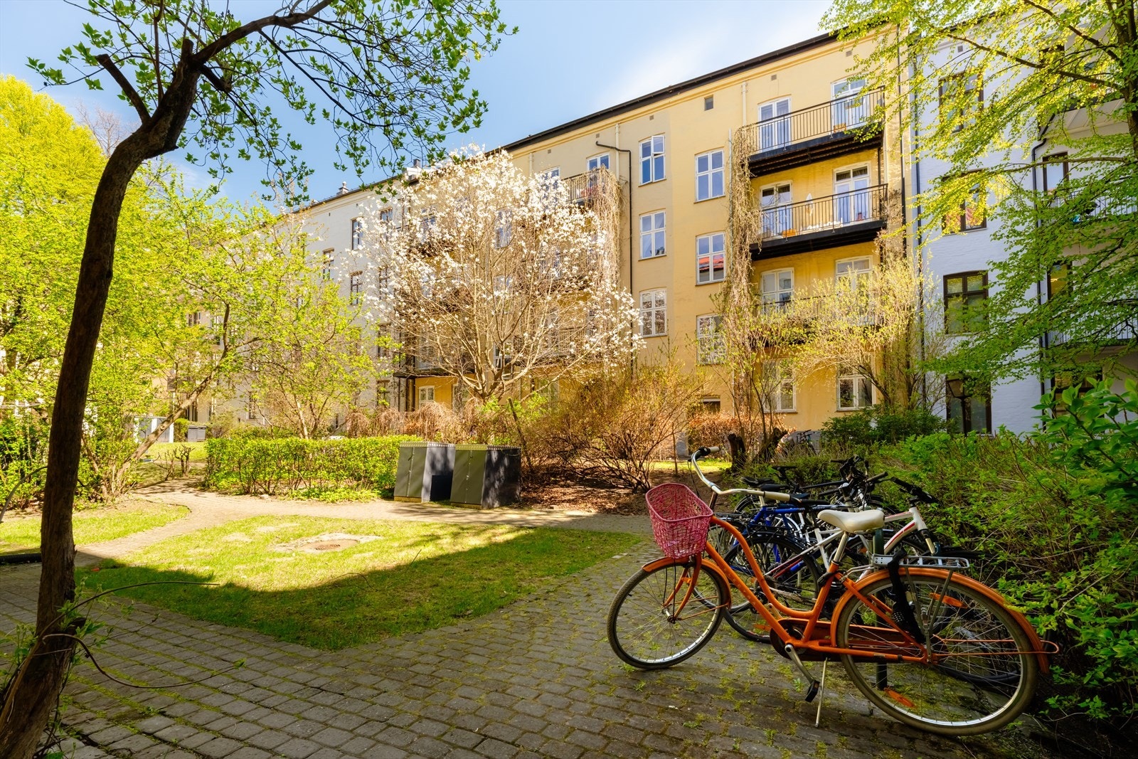 Sameiet har sykkelparkering i bakgården og innvendig bod for lagring av sykler. Galleribilde