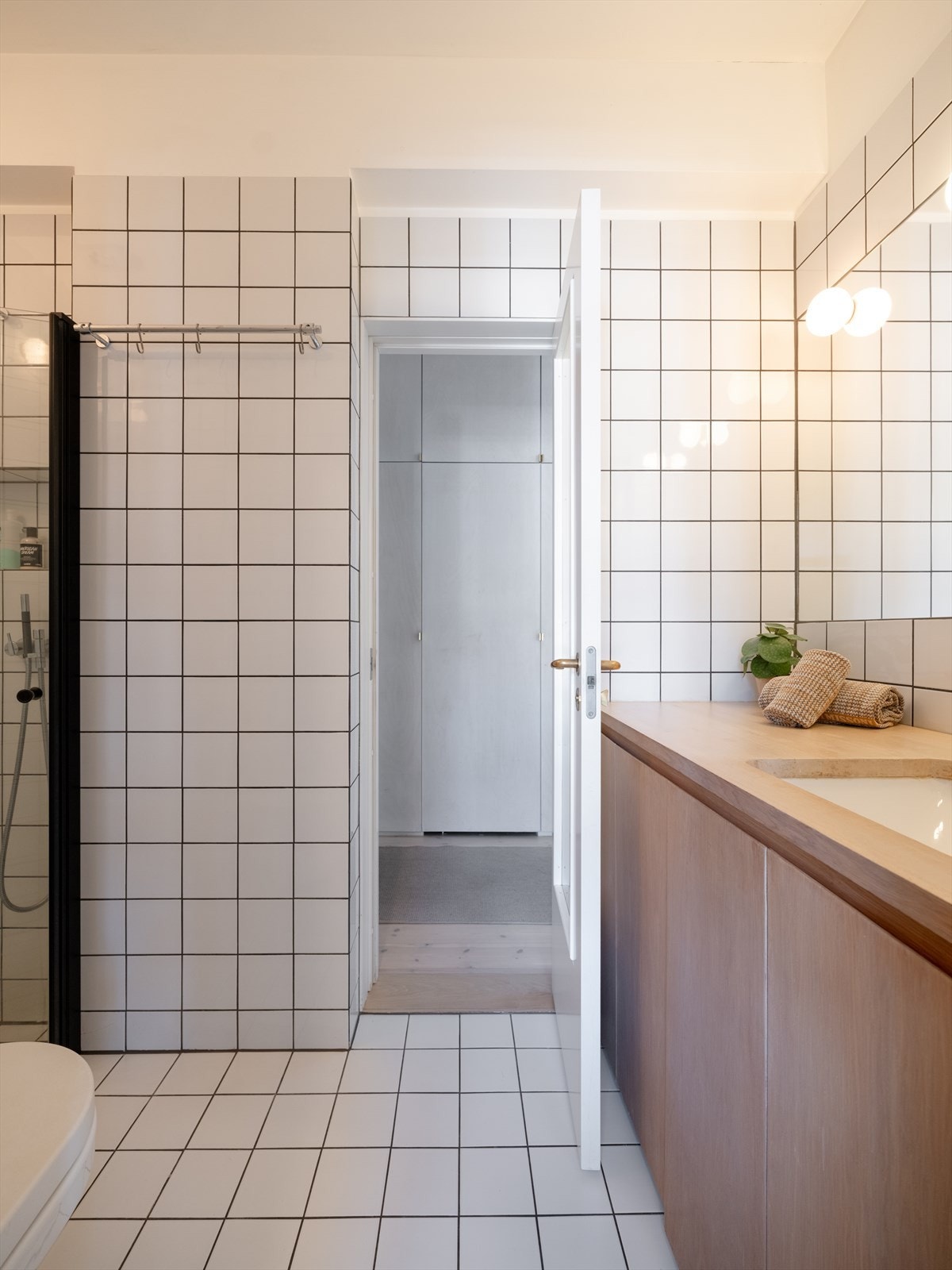 Badet har flislagte overflater, gulvvarme og elektrisk styrt vifte. Galleribilde