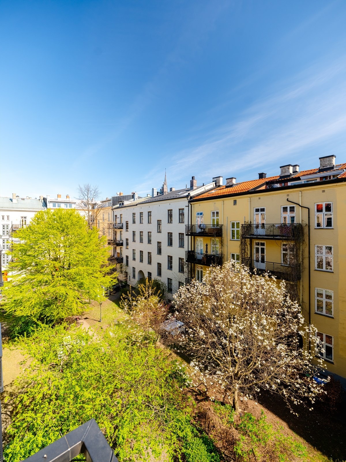 Balkongen har hyggelig utsyn vendt mot indre gårdsrom. Galleribilde