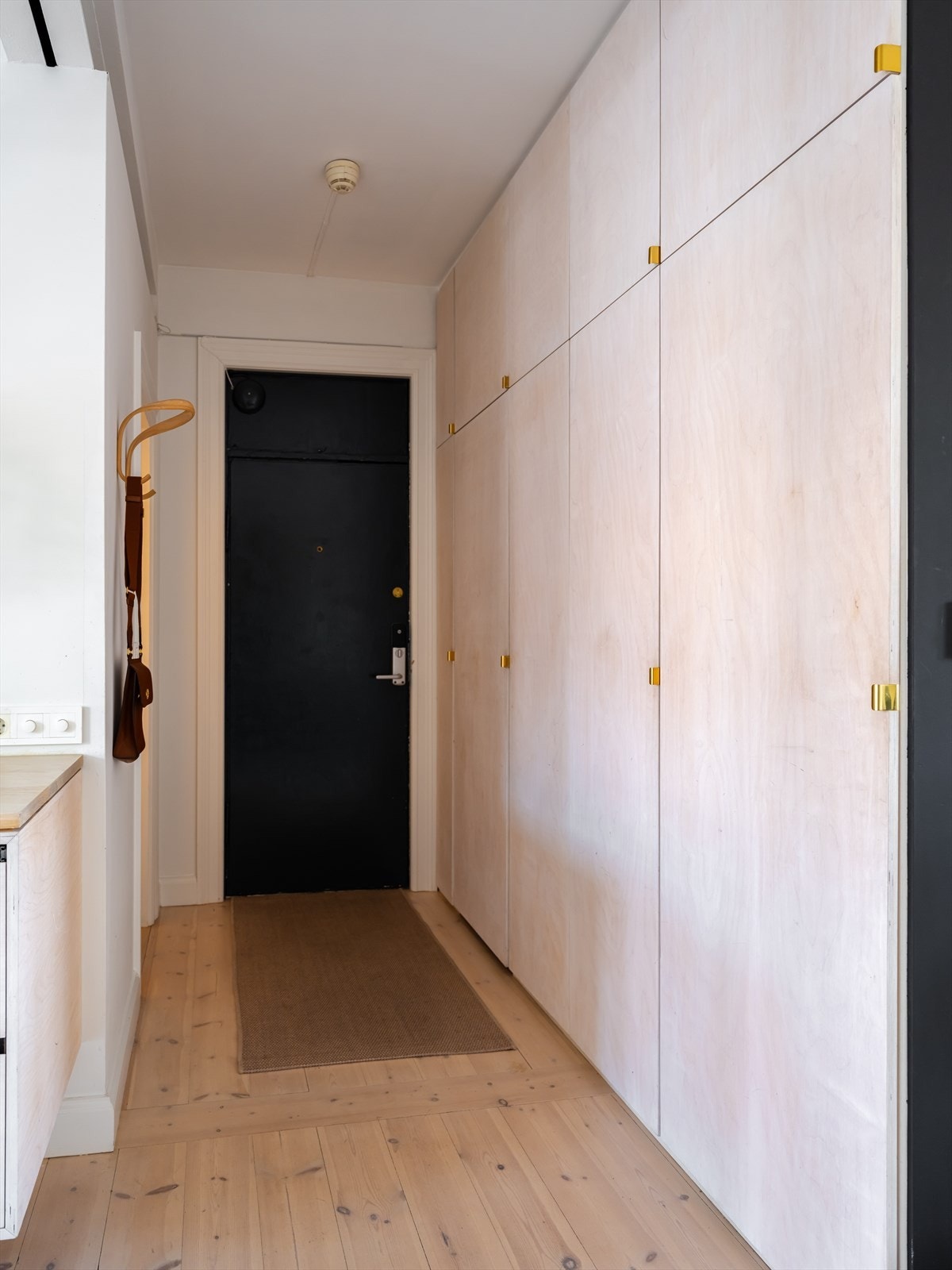 I gangen er det et stort, arkitekttegnet og plassbygget garderobeskap, og det kan enkelt innredes med knagger/stumtjener. Galleribilde