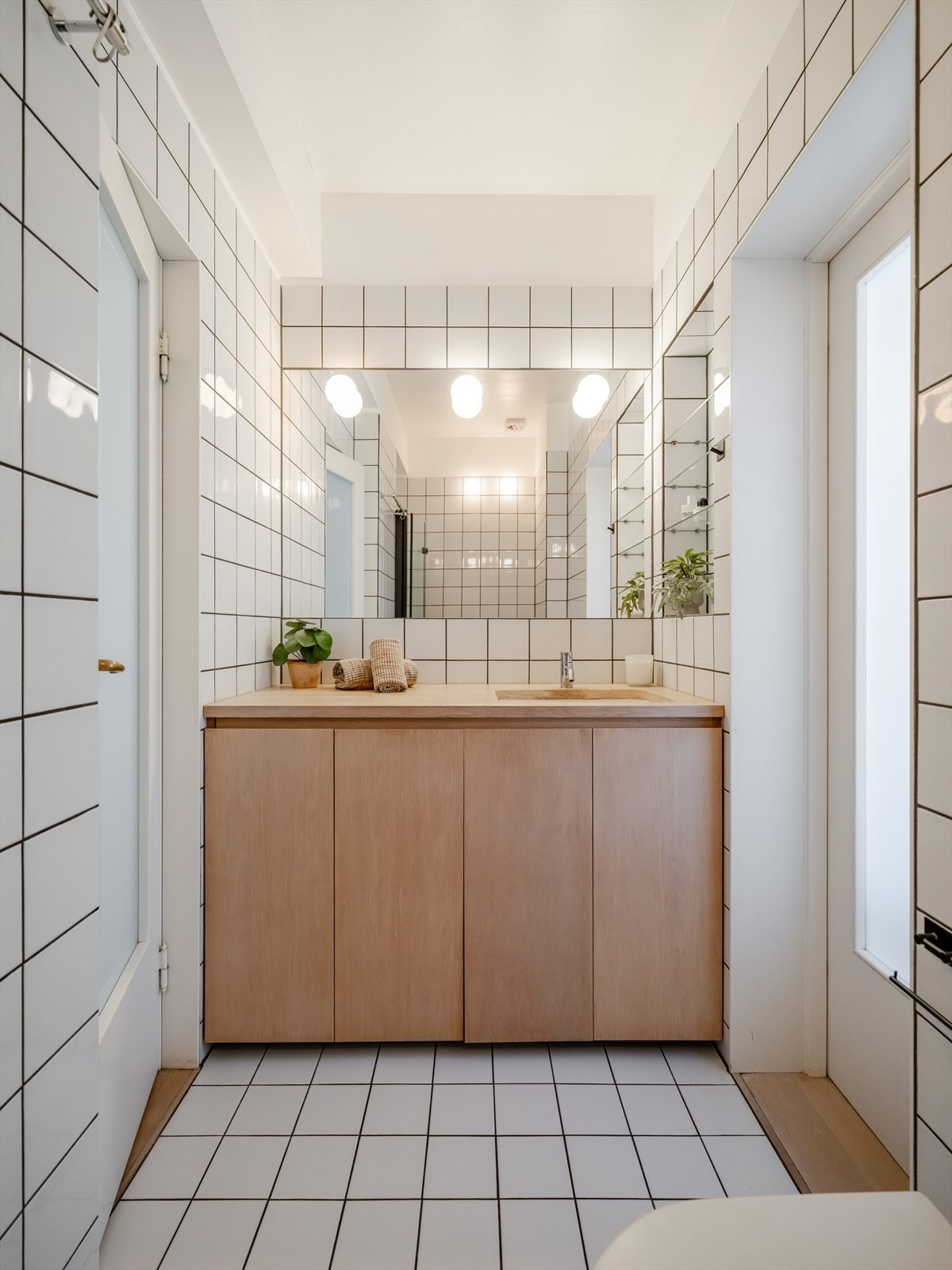 Flott, tidsriktig bad modernisert i 2015 i regi av HH-Boligdesign AS. Galleribilde