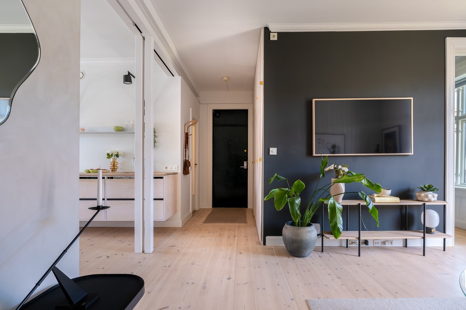 I leiligheten møtes du av en lys og flott gang som gir et godt førsteinntrykk. Galleribilde