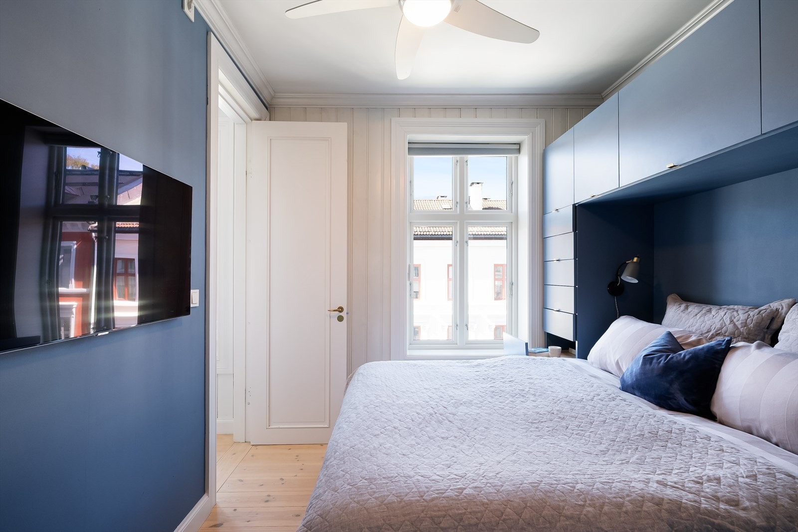 På hovedsoverommet er det god plass til dobbeltseng. Galleribilde