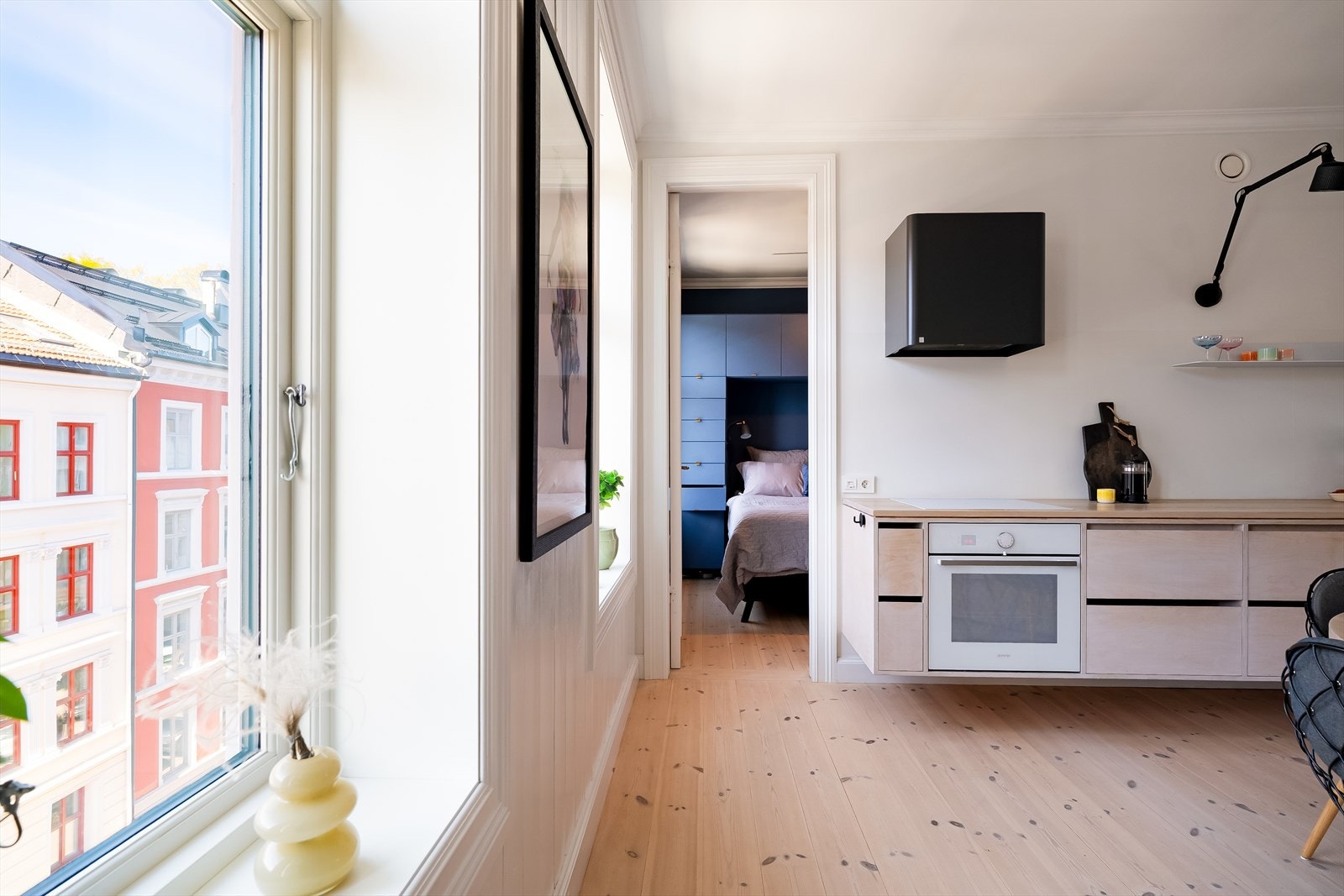 Det er adkomst til hovedsoverommet fra kjøkkenet. Galleribilde