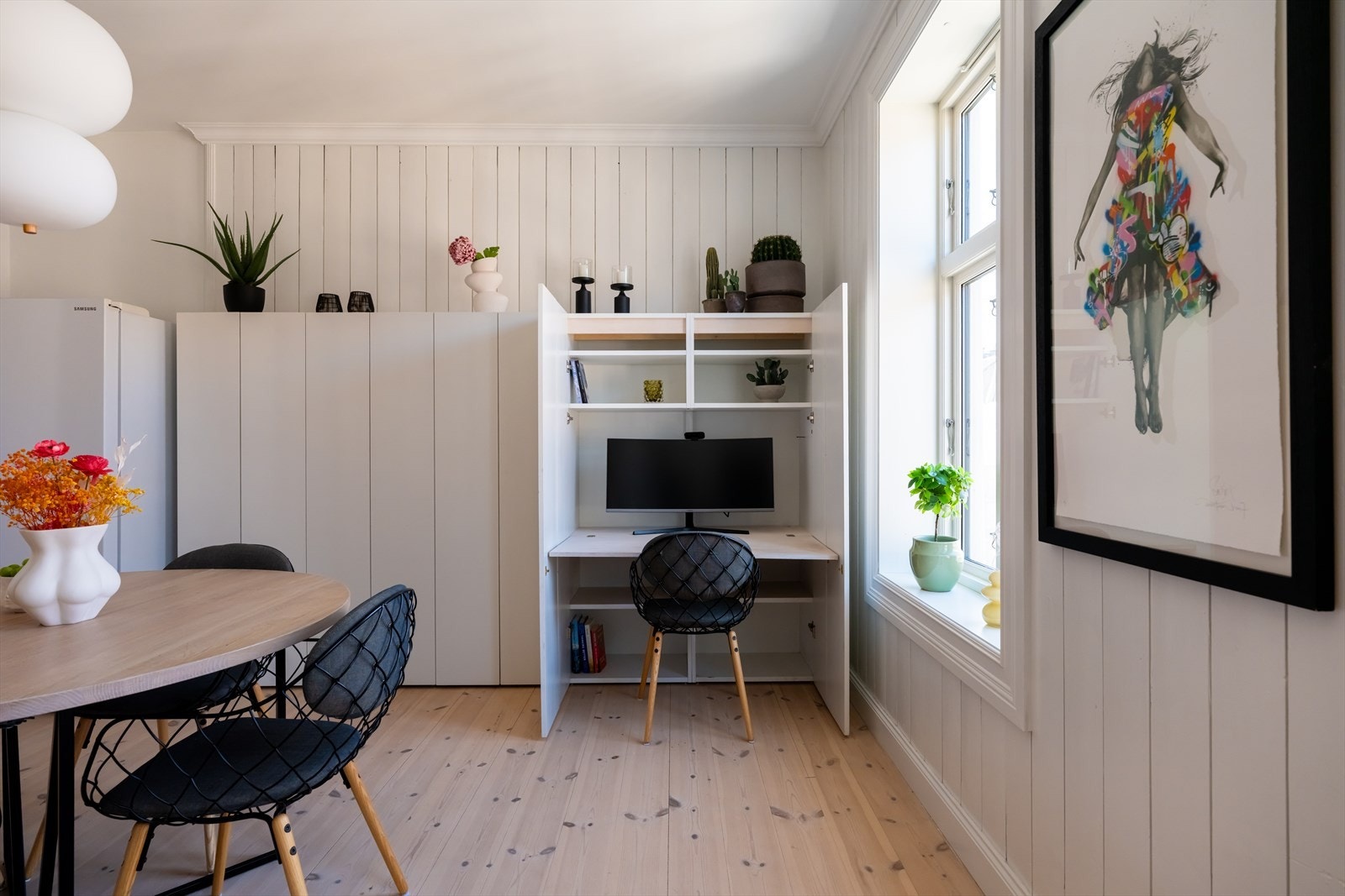 Det er også integrert et innebygd skrivebord i skapet. Galleribilde