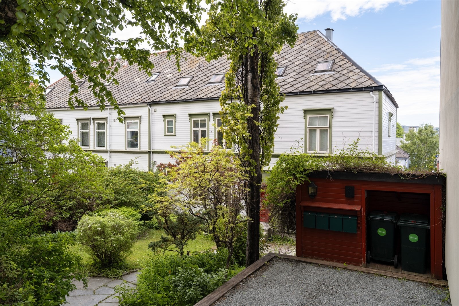 Leiligheten og eiendommen ligger skjermet til, i et roligere område på Møllenberg. Galleribilde