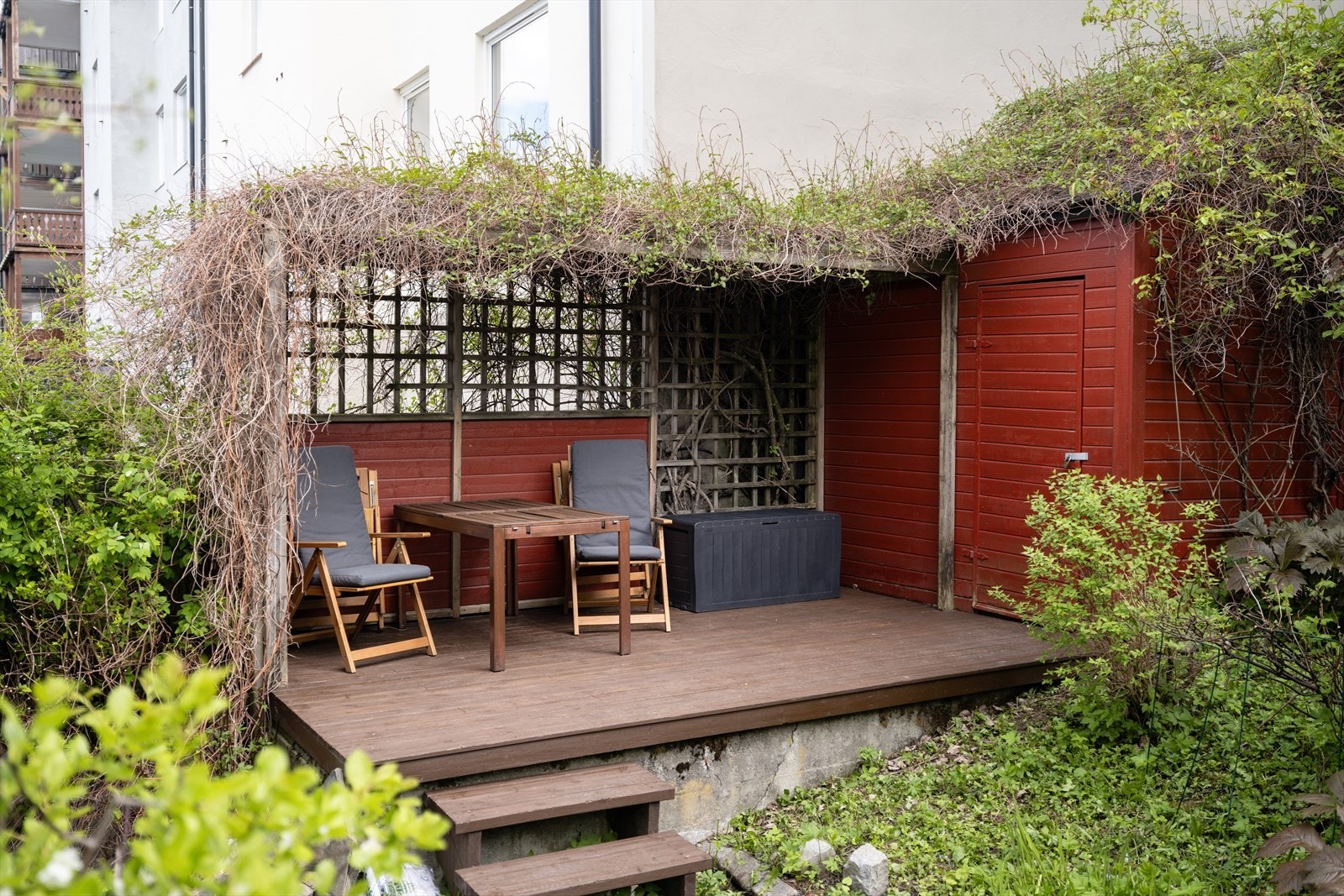 På sameiets tomt er det opparbeidet et særdeles flott og frodig uteareal, felles for beboerne. Galleribilde