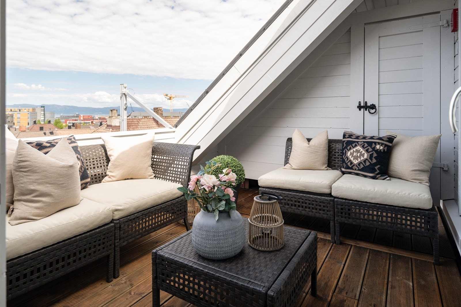 En særdeles romslig og sjarmerende selveierleilighet over to plan med privat takterrasse, fantastisk utsikt over byen og meget gode solforhold! Galleribilde
