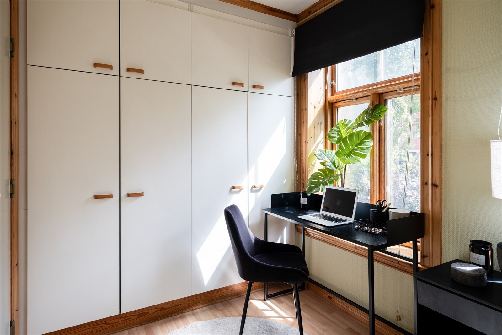 Her er det god plass til både seng, kontorplass og en romslig garderobeløsning. Galleribilde