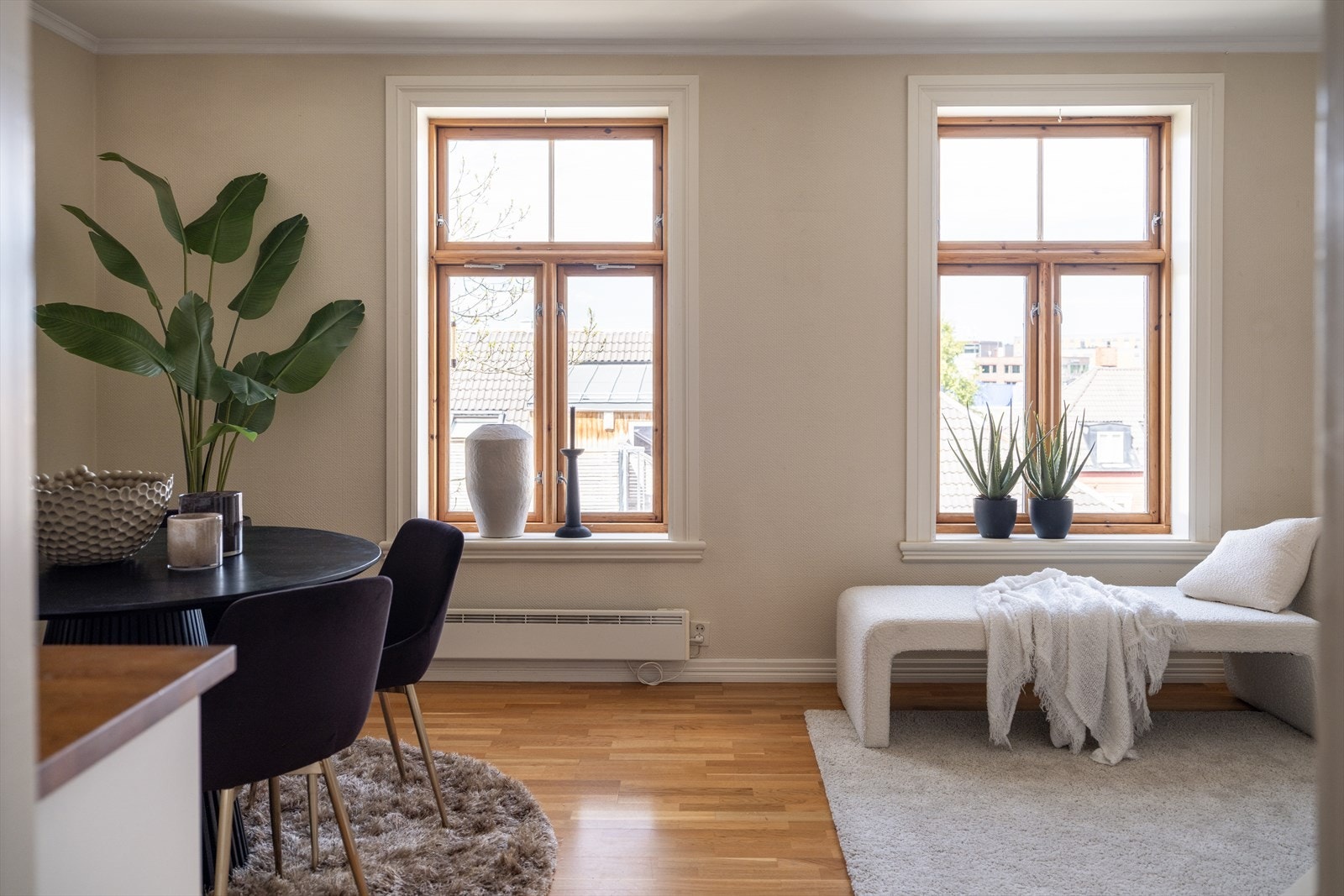 Rommet har store vindusflater som sørger for rikelig med naturlkig lysinnslipp. Galleribilde