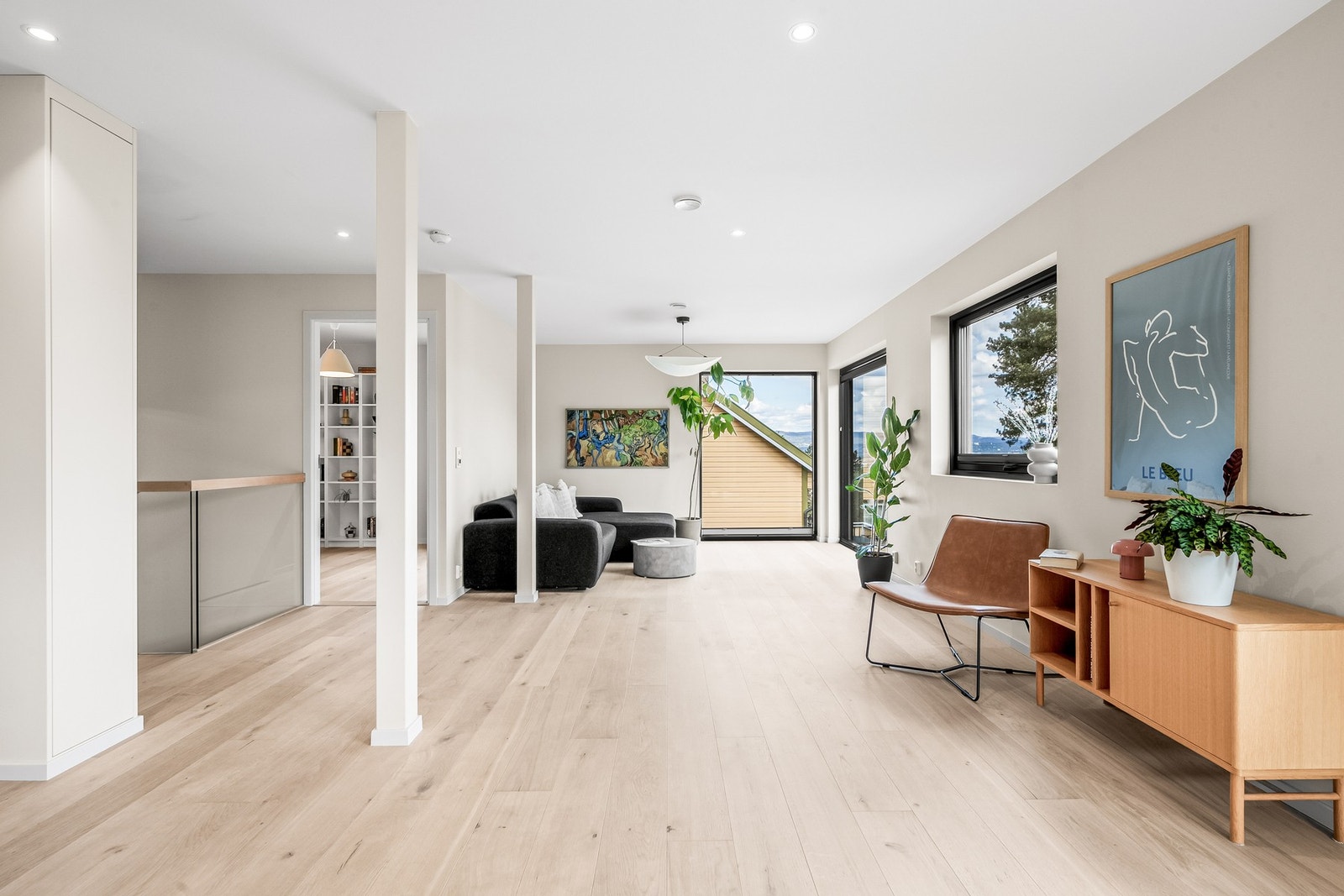 Boligen har meget god naturlig lyssetting, da daglyset strømmer inn via store vindusflater i fire himmelretninger. Legg merke til det diskré plassbygde skapet til venstre. Galleribilde