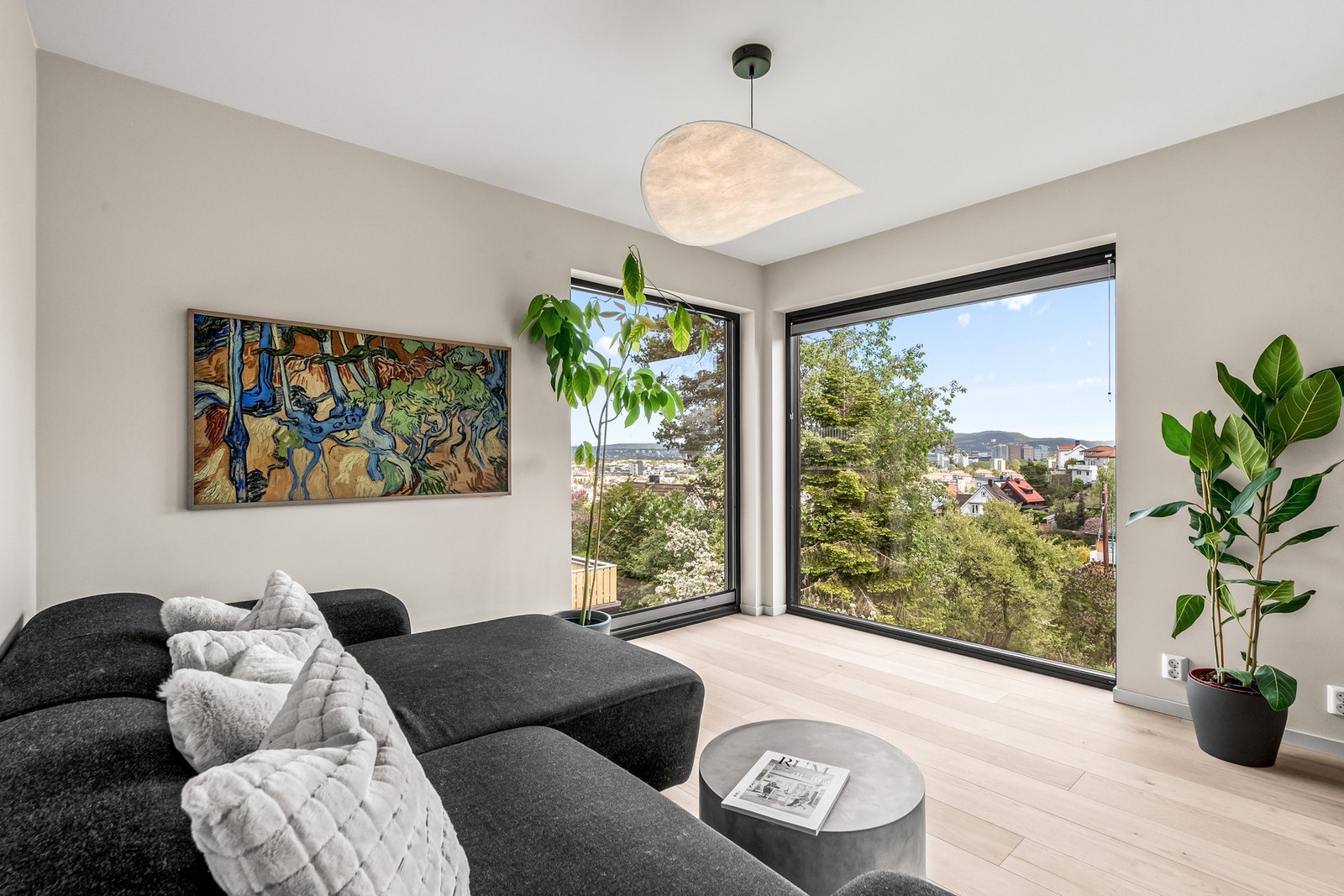 I hjørnet passer det fint å innrede med en sofa. Herfra er det flott utsikt. Veggen i tv-stuen har tomrør for en kabelfri og sømløs tv-løsning. Galleribilde