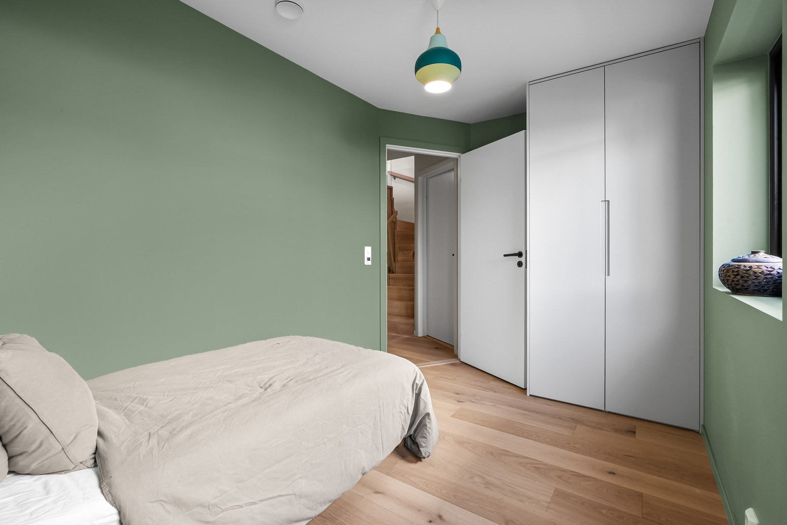 Også dette soverommet har garderobe med plasstilpassede løsninger. Galleribilde