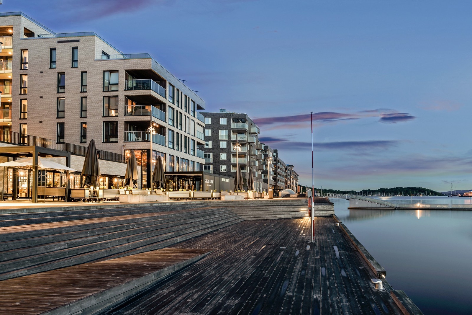 Her er det også mange hyggelige restauranter og barer, fin arkitektur og en rekke badeplasser. Galleribilde