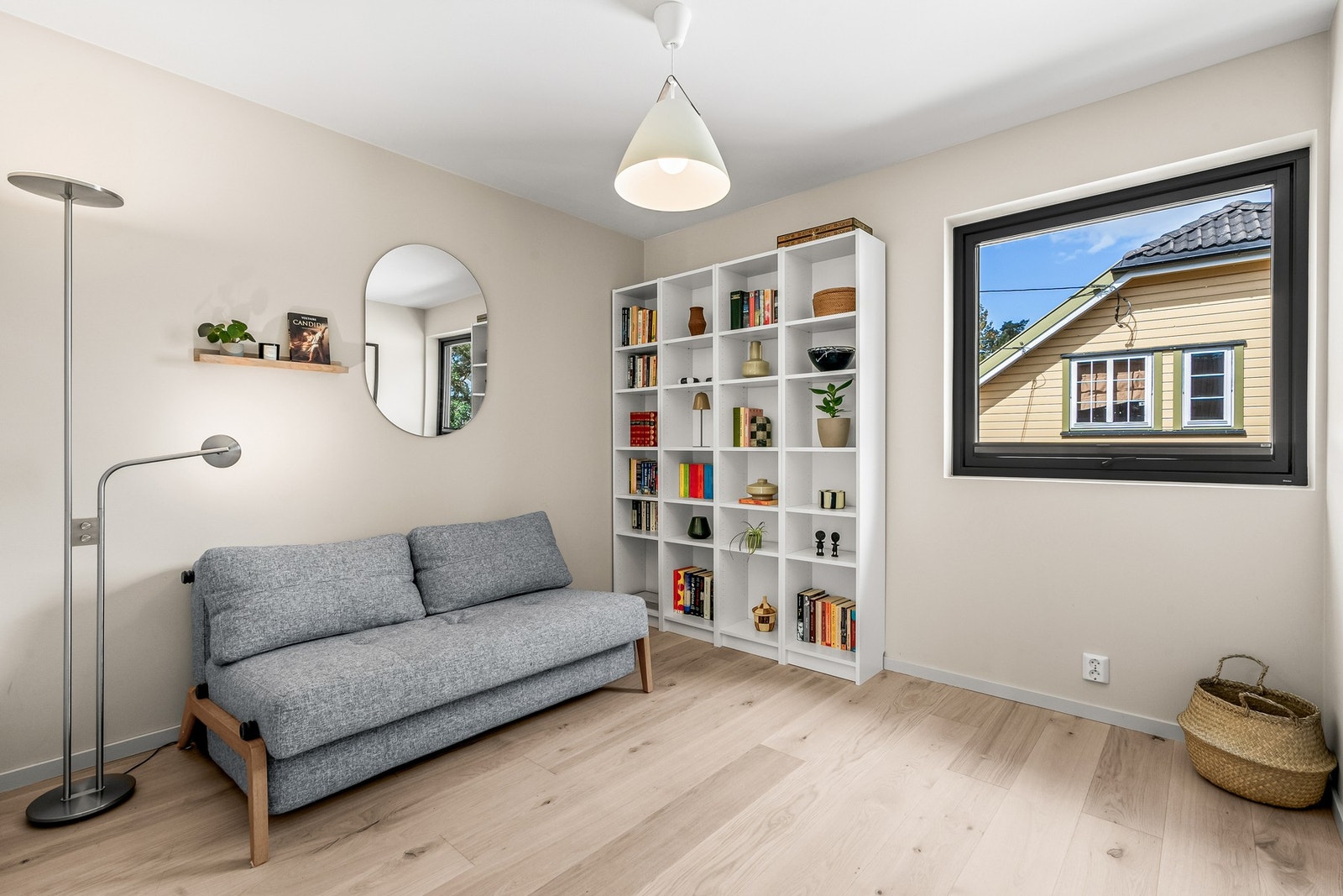 Det er hele fire gode soverom i eneboligen - ett her i andre etasje og tre i underetasjen. Boligen har ellers flere muligheter for bruk. Se alternative planskisser senere i annonsen. Galleribilde
