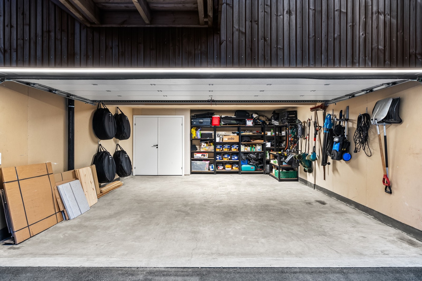 Parkering i dobbelgarasje med lader eller på gårdsplassen. Gressklipper, kantklipper, løvblåser, snøfreser, fliser og diverse trevarer medfølger dersom ønskelig. Galleribilde