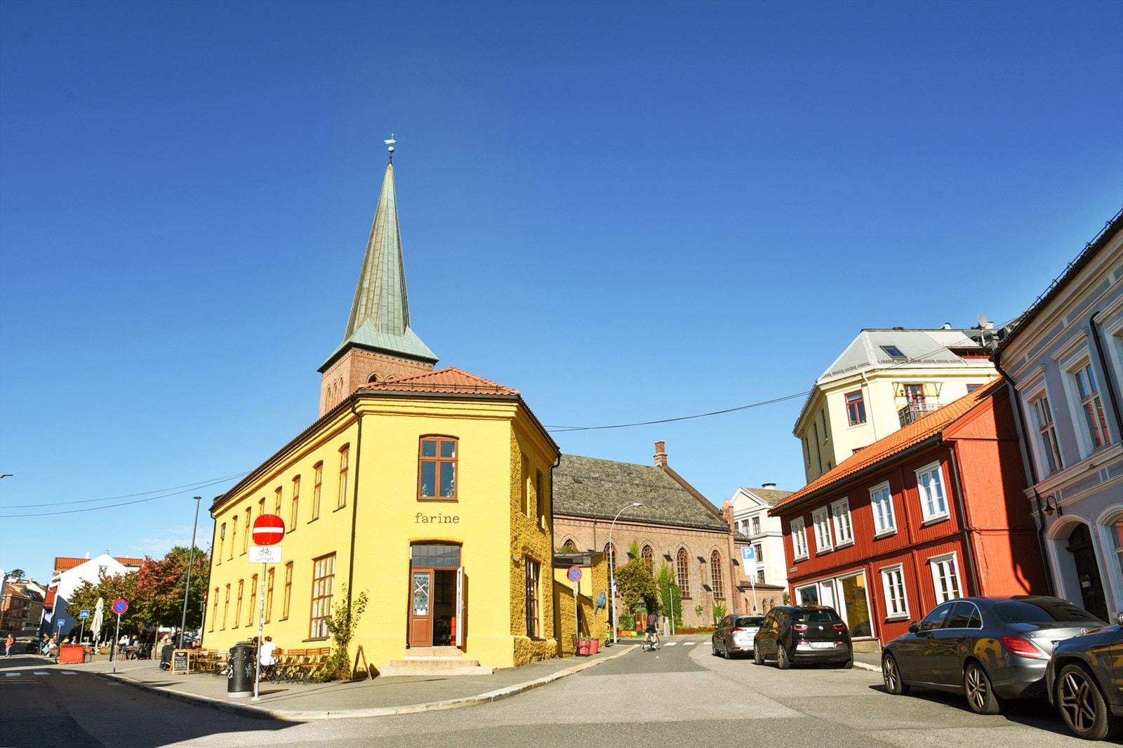 Farine på Kampen er et populært og prisvinnende nabolagsbakeri kjent for sitt håndverksbakverk og gode surdeigsbrød, og er et hyggelig møtested i området. Galleribilde