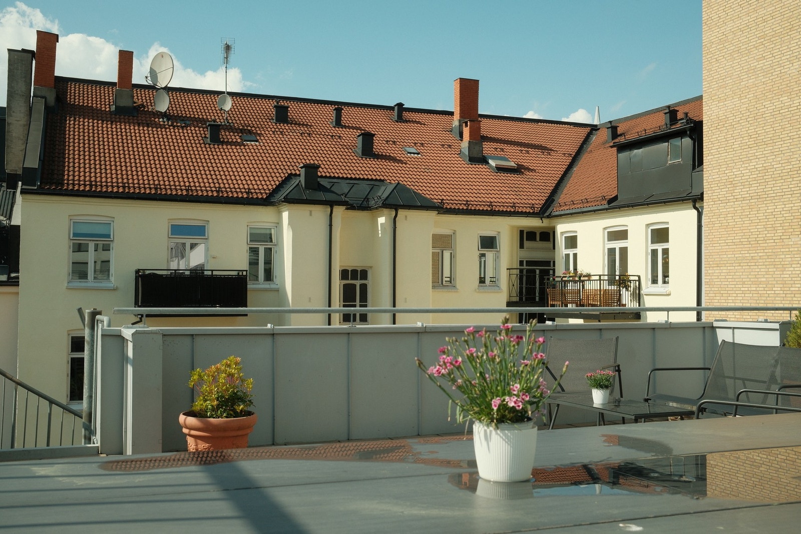 Veldrevet borettslag med solrik felles takterrasse. Galleribilde