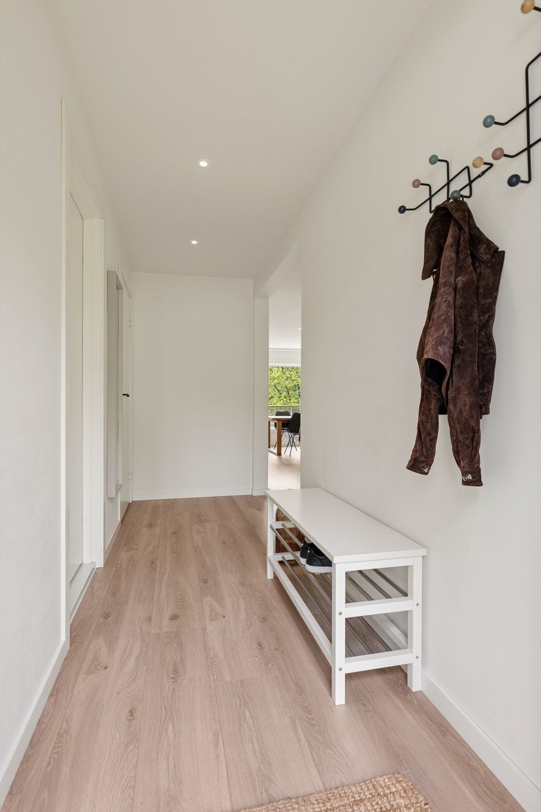 Entréen har slette, malte overflater og laminat på gulvet, som resten av etasjen. Galleribilde
