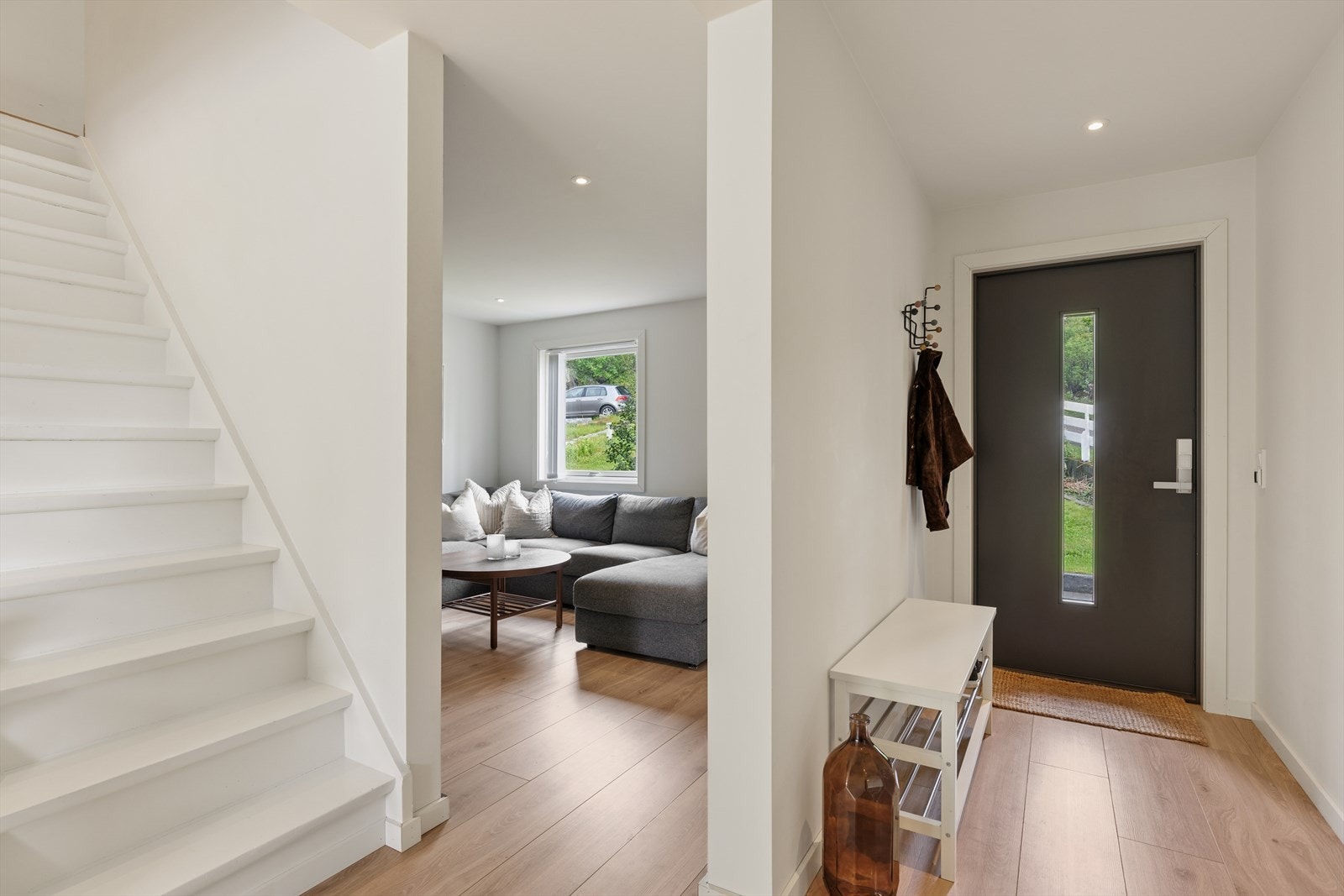 Ytterdøren ble skiftet i 2019 og leder inn til en lys entré. Galleribilde