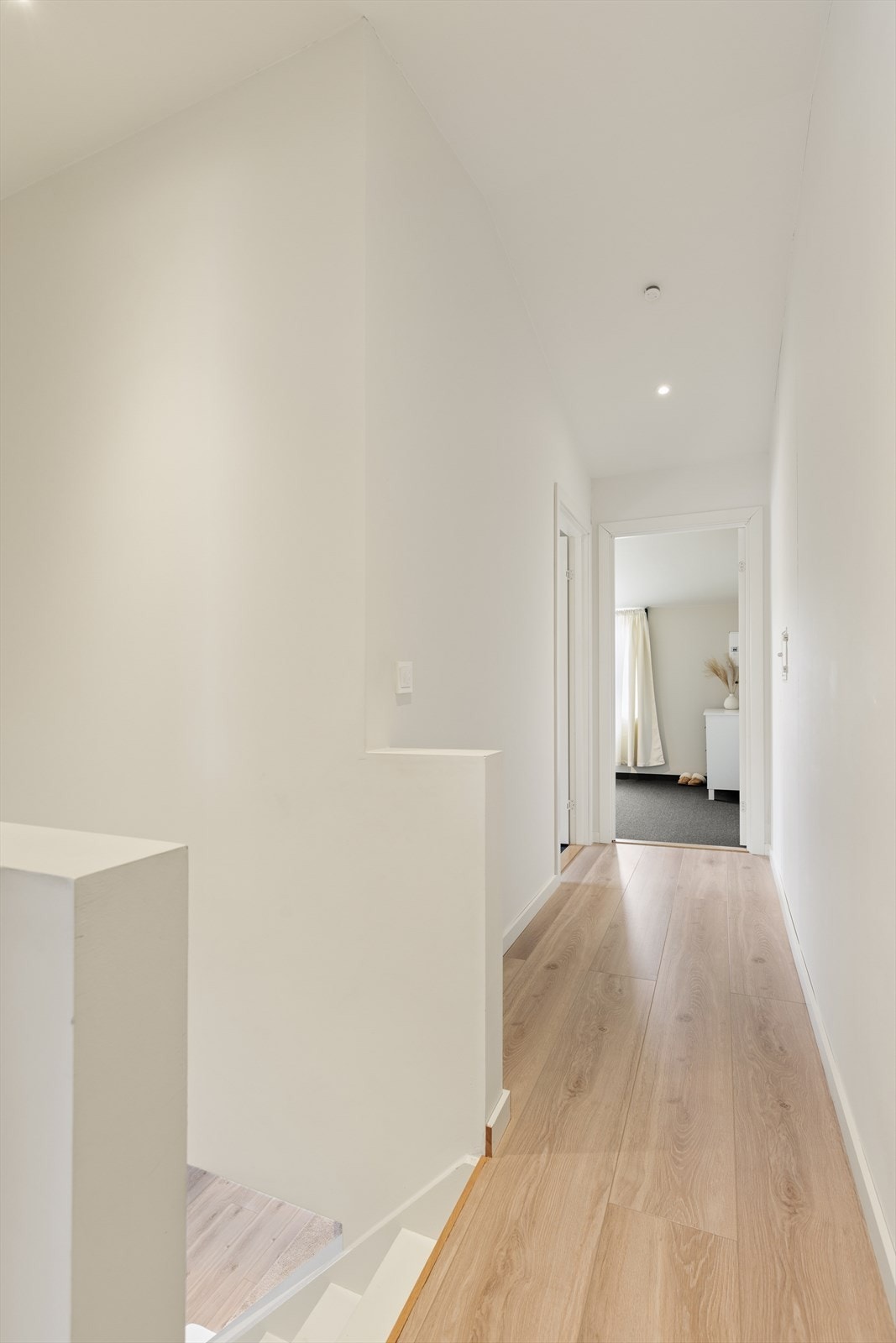 Gangen i andre etasje har slette, malte vegger og tak, i tråd med standarden fra oppgraderingen i 2019. Galleribilde