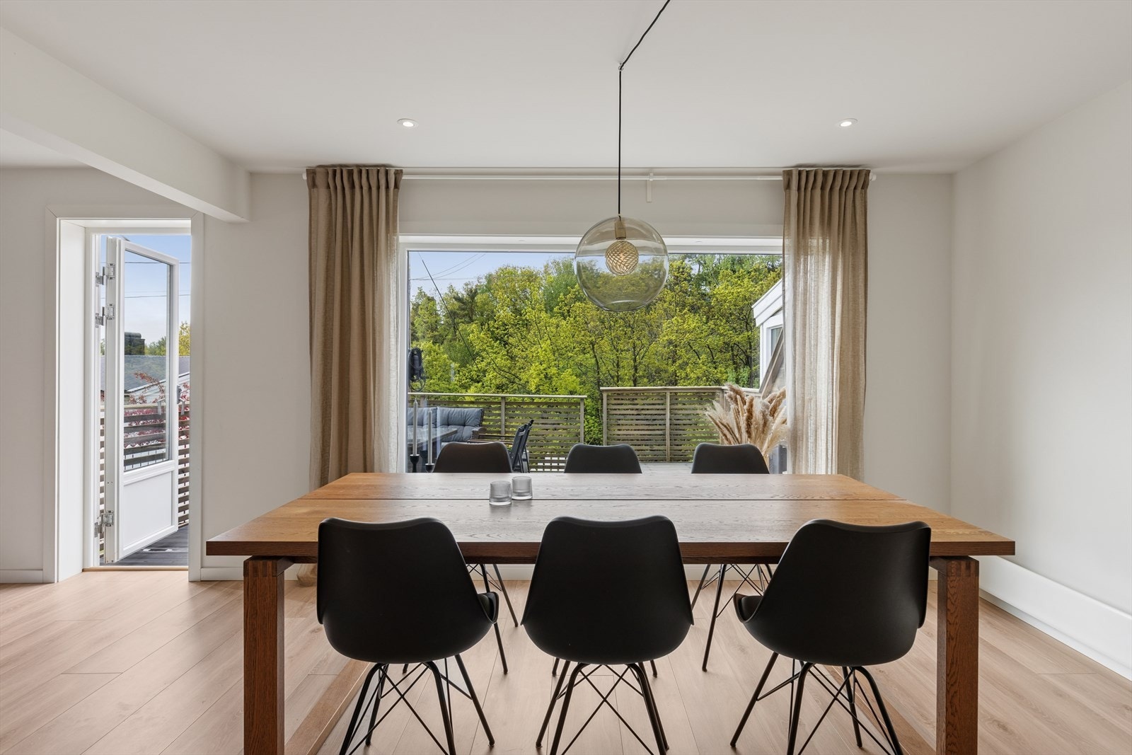Fra spisestuen er det direkte utgang til en stor terrasse på 23 m². Galleribilde
