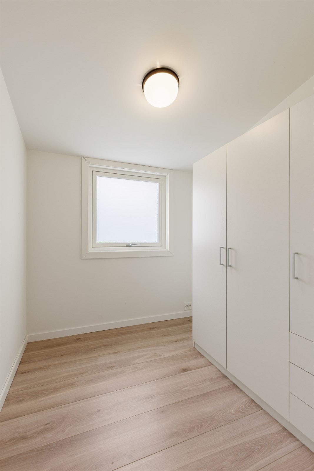 Et av rommene i andre etasje er innredet som garderobe med god skapplass. Galleribilde